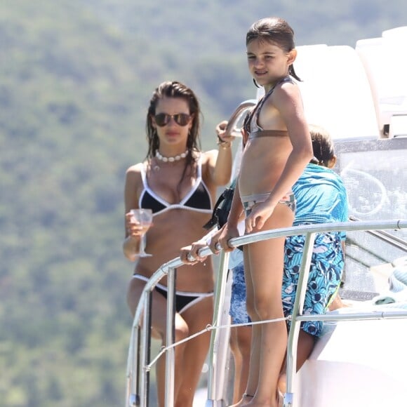 Alessandra Ambrosio curte passeio de lancha com os filhos e exibe corpo sequinho ao andar de jet-ski em Florianópolis, Santa Catarina, nesta sexta-feira, 5 de janeiro de 2018