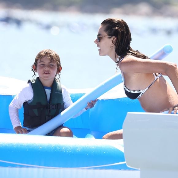 Alessandra Ambrosio curte passeio de lancha com os filhos e exibe corpo sequinho ao andar de jet-ski em Florianópolis, Santa Catarina, nesta sexta-feira, 5 de janeiro de 2018