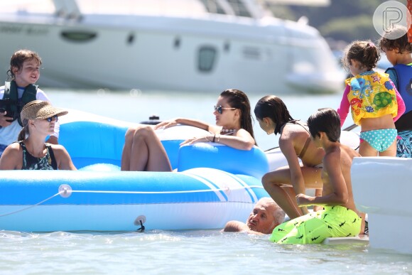 Alessandra Ambrosio curte passeio de lancha com os filhos e exibe corpo sequinho ao andar de jet-ski em Florianópolis, Santa Catarina, nesta sexta-feira, 5 de janeiro de 2018