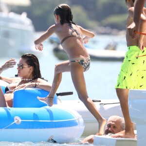 Alessandra Ambrosio curte passeio de lancha com os filhos e exibe corpo sequinho ao andar de jet-ski em Florianópolis, Santa Catarina, nesta sexta-feira, 5 de janeiro de 2018