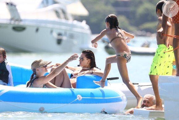 Alessandra Ambrosio curte passeio de lancha com os filhos e exibe corpo sequinho ao andar de jet-ski em Florianópolis, Santa Catarina, nesta sexta-feira, 5 de janeiro de 2018