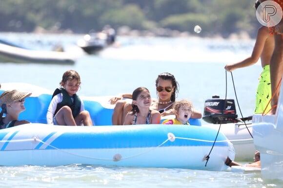 Alessandra Ambrosio curte passeio de lancha com os filhos e exibe corpo sequinho ao andar de jet-ski em Florianópolis, Santa Catarina, nesta sexta-feira, 5 de janeiro de 2018