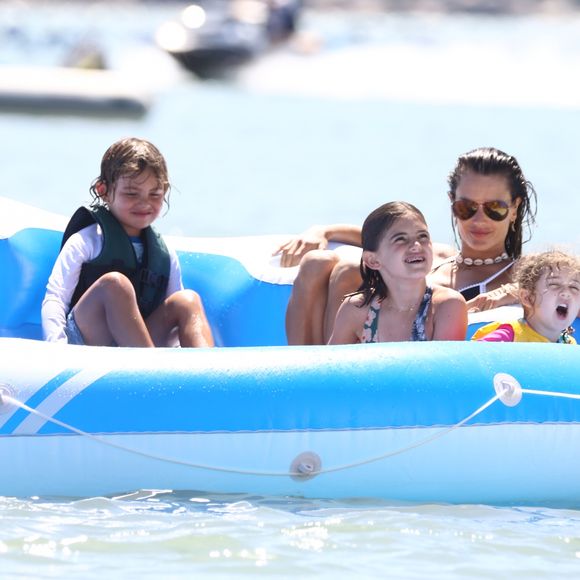 Alessandra Ambrosio curte passeio de lancha com os filhos e exibe corpo sequinho ao andar de jet-ski em Florianópolis, Santa Catarina, nesta sexta-feira, 5 de janeiro de 2018