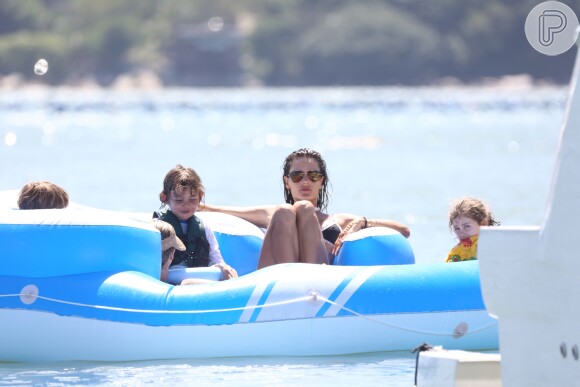 Alessandra Ambrosio curte passeio de lancha com os filhos e exibe corpo sequinho ao andar de jet-ski em Florianópolis, Santa Catarina, nesta sexta-feira, 5 de janeiro de 2018