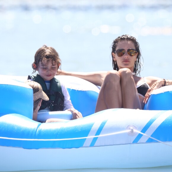 Alessandra Ambrosio curte passeio de lancha com os filhos e exibe corpo sequinho ao andar de jet-ski em Florianópolis, Santa Catarina, nesta sexta-feira, 5 de janeiro de 2018