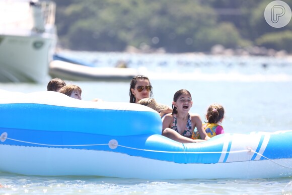 Alessandra Ambrosio curte passeio de lancha com os filhos e exibe corpo sequinho ao andar de jet-ski em Florianópolis, Santa Catarina, nesta sexta-feira, 5 de janeiro de 2018