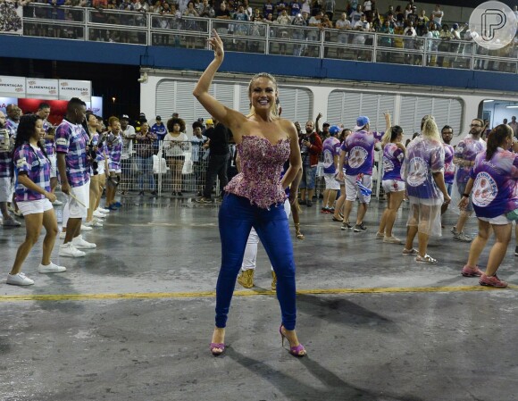 Ellen Rocche, rainha de bateria da Rosas de Ouro, mostrou empolgação na primeira preparação em ensaio técnico no sambódromo de São Paulo