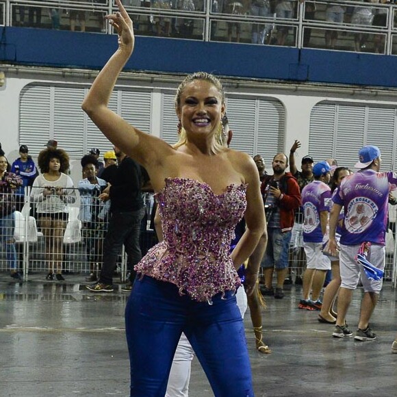 Ellen Rocche, rainha de bateria da Rosas de Ouro, mostrou empolgação na primeira preparação em ensaio técnico no sambódromo de São Paulo