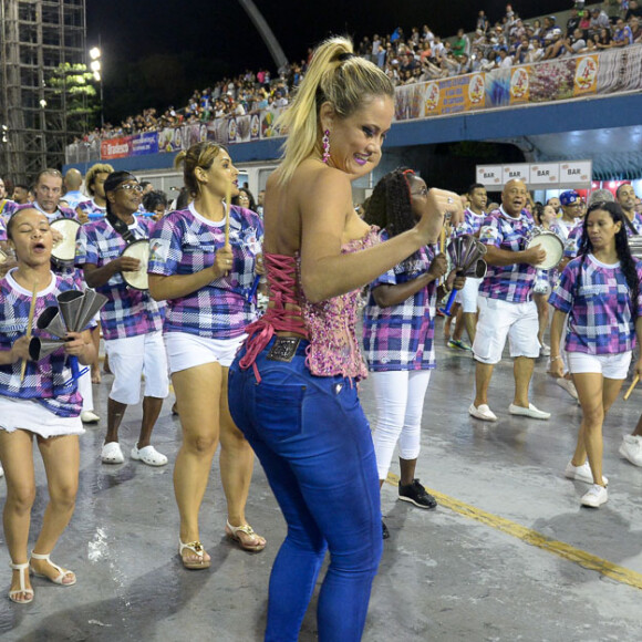 Ellen Rocche, rainha de bateria da Rosas de Ouro, desfila de calça jeans em ensaio técnico no sambódromo de São Paulo, neste sábado, 6 de janeiro de 2018