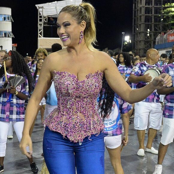 Ellen Rocche, rainha de bateria da Rosas de Ouro, caiu no samba em ensaio técnico no sambódromo de São Paulo, neste sábado, 6 de janeiro de 2018