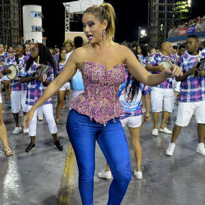 Ellen Rocche é rainha de bateria da Rosas de Ouro