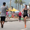 Sophia Abrahão corre no calçadão e Sérgio Malheiros fotografa: 'Domingo com ele'