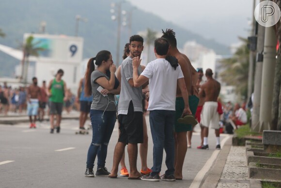 Sophia Abrahão e Sérgio Malheiros conversaram com amigos após o exercício