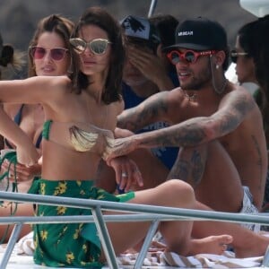 Em Fernando de Noronha, Bruna Marquezine e Neymar fizeram passeios de lancha e curtiram festas juntos