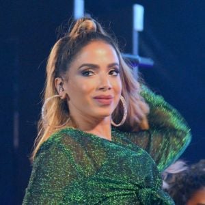 Anitta, de visual loiro, foi uma das atrações do Fest Verão Paraíba, na praia de Cabedelo, na noite deste domingo, 7 de janeiro de 2018