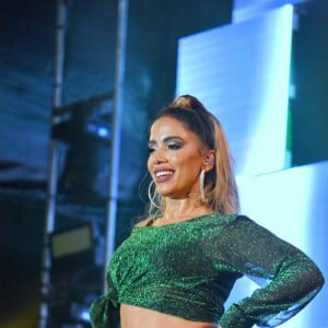 Loira, Anitta se apresentou em festival de verão na Paraíba, neste domingo, 7 de janeiro de 2018