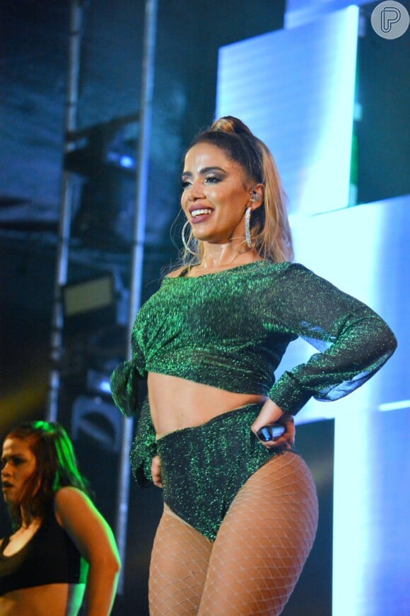 Loira, Anitta se apresentou em festival de verão na Paraíba, neste domingo, 7 de janeiro de 2018