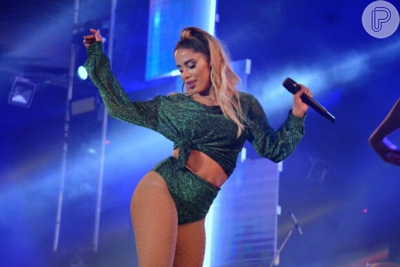 Anitta esbanjou sensualidade durante show na Paraíba