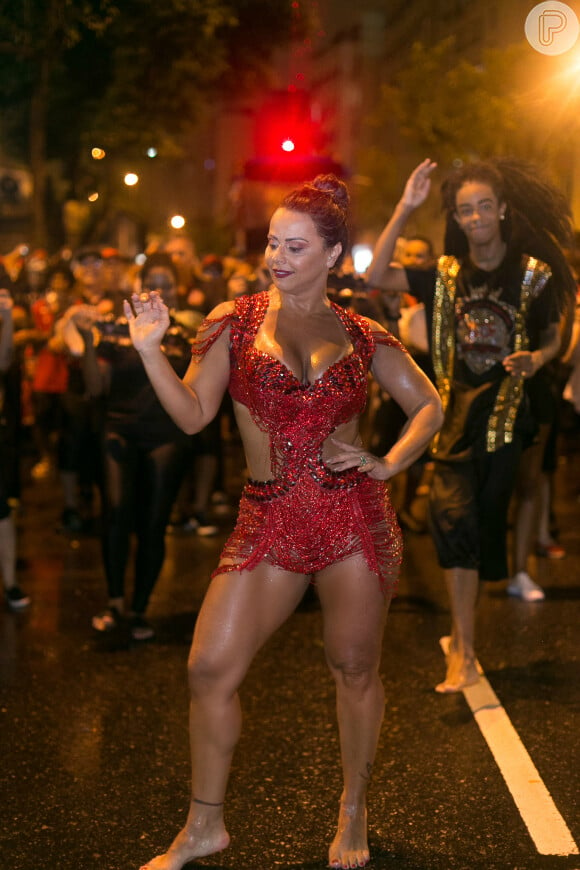 Viviane Araújo sambou descalça no ensaio de rua do Salgueiro