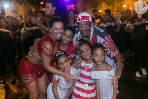 Viviane Araújo posou com crianças no ensaio de rua do Salgueiro