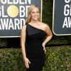 Reese Witherspoon apostou na tendência do ombro só com vestido Zac Posen na 75ª edição do Globo de Ouro, realizado no hotel The Beverly Hilton, na Califórnia, neste domingo, 7 de janeiro de 2018