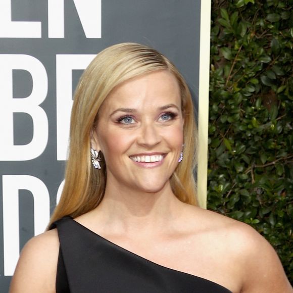 Reese Witherspoon apostou na tendência do ombro só com vestido Zac Posen na 75ª edição do Globo de Ouro, realizado no hotel The Beverly Hilton, na Califórnia, neste domingo, 7 de janeiro de 2018