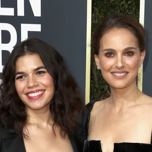 Enquanto a atriz America Ferrera usou look Christian Siriano, Natalie Portman apostou em um longo de veludo Christian Dior, coleção outono 2017, para 75ª edição do Globo de Ouro, realizado no hotel The Beverly Hilton, na Califórnia, neste domingo, 7 de janeiro de 2018