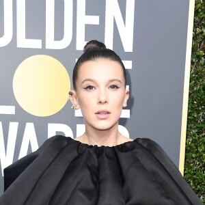 Millie Bobby Brown usou vestido Calvin Klein com joias Repossi na 75ª edição do Globo de Ouro, realizado no hotel The Beverly Hilton, na Califórnia, neste domingo, 7 de janeiro de 2018