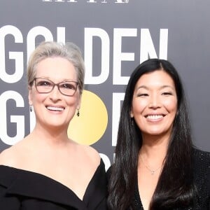 Meryl Streep, ao lado da ativista Ai-jen Poo, de vestido Vera Wang na 75ª edição do Globo de Ouro, realizado no hotel The Beverly Hilton, na Califórnia, neste domingo, 7 de janeiro de 2018