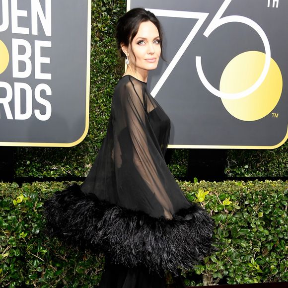 A atriz Angelina Jolie complementou o look Versace com joias Forevermark para a 75ª edição do Globo de Ouro, realizado no hotel The Beverly Hilton, na Califórnia, neste domingo, 7 de janeiro de 2018