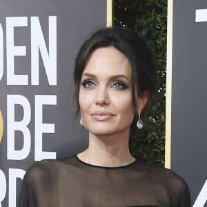 Angelina Jolie vestiu Versace na 75ª edição do Globo de Ouro, realizado no hotel The Beverly Hilton, na Califórnia, neste domingo, 7 de janeiro de 2018