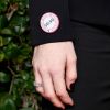 A atriz britânica Claire Foy usou um bottom a favor dos direitos iguais entre gêneros na manga do blazer Stella McCartney