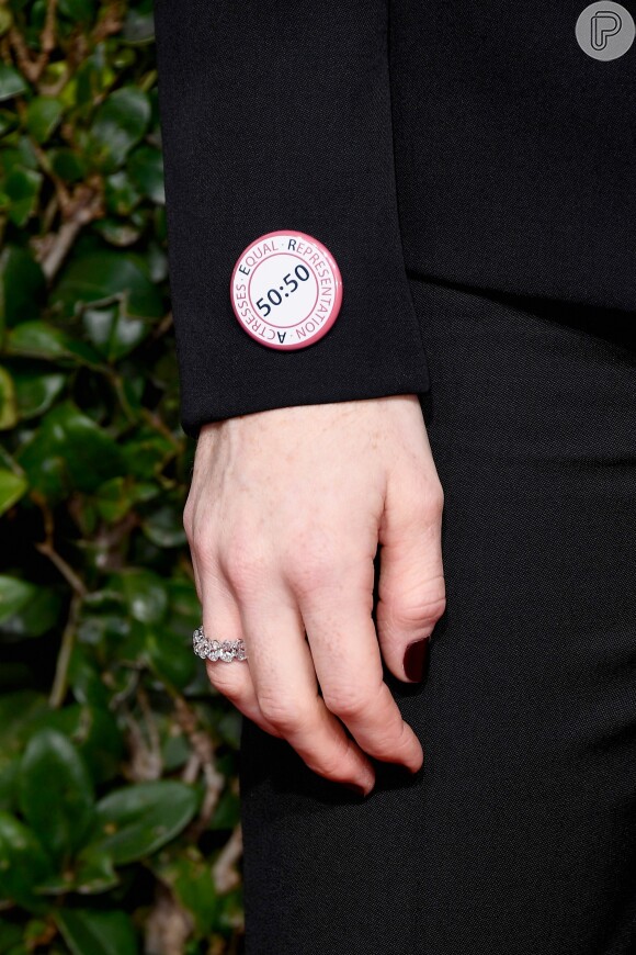 A atriz britânica Claire Foy usou um bottom a favor dos direitos iguais entre gêneros na manga do blazer Stella McCartney