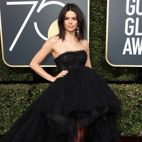 Kendall Jenner usou vestido assimétrico Giambattista Valli, coleção outono 2017, na 75ª edição do Globo de Ouro, realizado no hotel The Beverly Hilton, na Califórnia, neste domingo, 7 de janeiro de 2018
