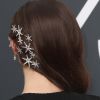 Katherine Langford usou presilhas brilhosas de estrela no cabelo para a 75ª edição do Globo de Ouro, realizado no hotel The Beverly Hilton, na Califórnia, neste domingo, 7 de janeiro de 2018