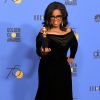 Oprah Winfrey de vestido ombro a ombro Versace na 75ª edição do Globo de Ouro, realizado no hotel The Beverly Hilton, na Califórnia, neste domingo, 7 de janeiro de 2018