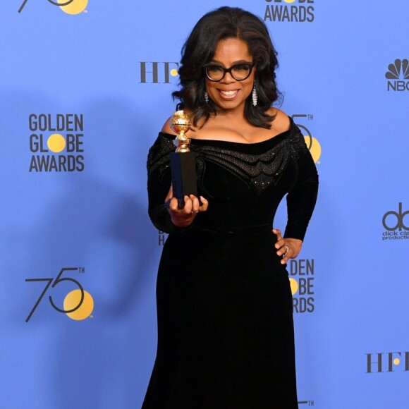 Oprah Winfrey de vestido ombro a ombro Versace na 75ª edição do Globo de Ouro, realizado no hotel The Beverly Hilton, na Califórnia, neste domingo, 7 de janeiro de 2018