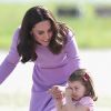 A princesa Charlotte levou bronca da mãe, Kate Middleton, ao se jogar no chão em aeroporto da Alemanha