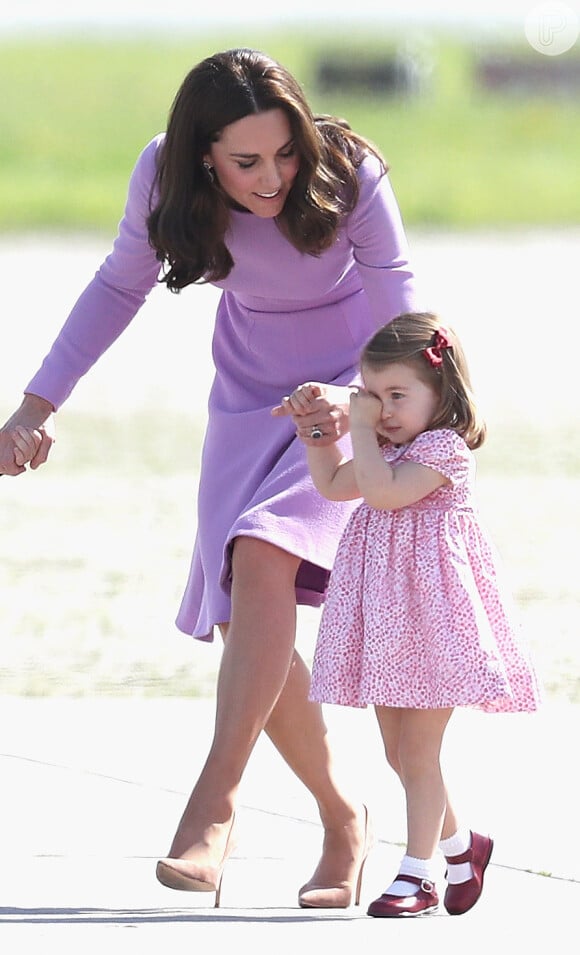 A princesa Charlotte levou bronca da mãe, Kate Middleton, ao se jogar no chão em aeroporto da Alemanha