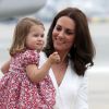A princesa Charlotte já havia mostrado estilo no colo da mãe, Kate Middleton, em viagem pela Polônia