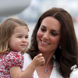 A princesa Charlotte já havia mostrado estilo no colo da mãe, Kate Middleton, em viagem pela Polônia