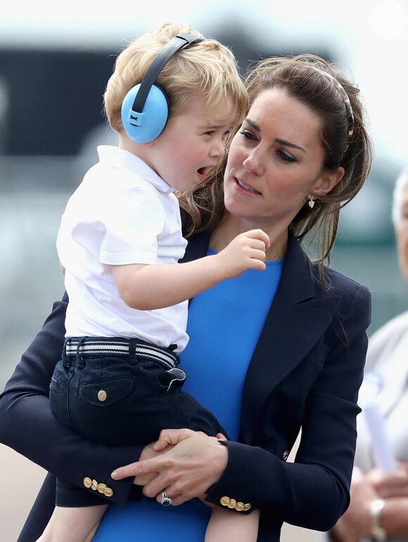 Kate Middleton acompanha o filho, George, de 4 anos, todos os dias na escola. A duquesa de Cambridge está grávida do terceiro filho com o príncipe William