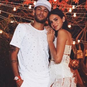 Um detalhe chamou atenção dos fãs em uma foto de Bruna Marquezine e Neymar: a mão boba do jogador de futebol