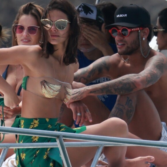 Bruna Marquezine e Neymar passaram dias de descanso em Fernando de Noronha