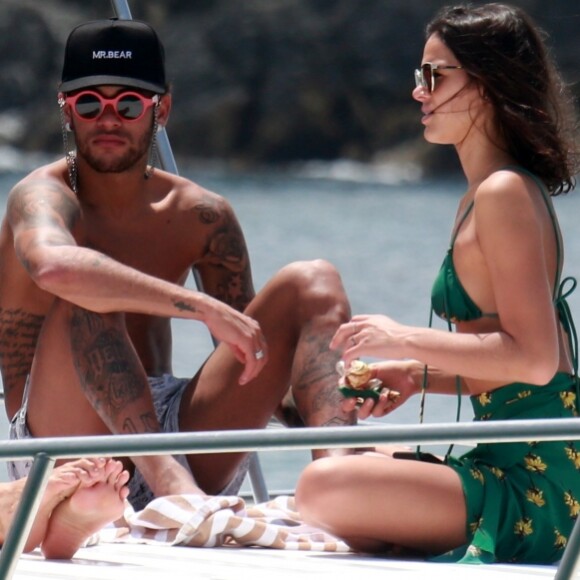 Bruna Marquezine  e Neymar foram fotografados em momento de lazer em Fernando de Noronha