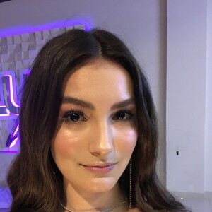 Marina Moschen acrescentou durante a festa de lançamento da novela 'Deus Salve o Rei': 'Sou péssima me maquiando. Não tenho a mínima ideia de como faz maquiagem'