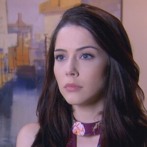 Cecília (Bia Arantes) fica triste e acredita que Gustavo (Carlo Porto) está arrependido do pedido de casamento na novela 'Carinha de Anjo'
