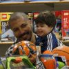 Sorridentes, Fernando Medeiros e o filho, Lucca, escolhem brinquedo em loja no Rio de Janeiro