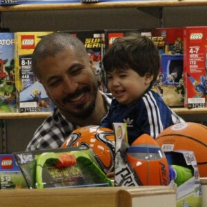 Fernando Medeiros brinca com o filho em loja de brinquedos no Rio de Janeiro