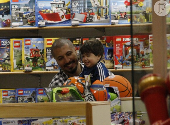 Fernando Medeiros brinca com o filho em loja de brinquedos no Rio de Janeiro